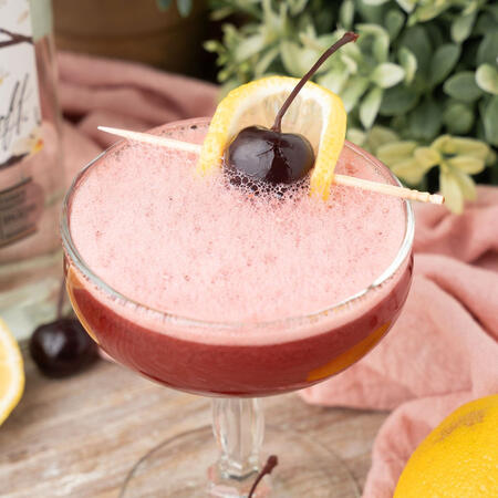 ❼⤴ Vodka with black cherry liqueur, a touch of chili, and a slice of lemon.