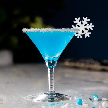 ❿⤴ Aged brandy with vanilla liqueur and light cream, mixed with a touch of mint and served warm. Garnished with a swirl of cream sprinkled with sparkling blue sugar, which melts slowly like a winter embrace.
